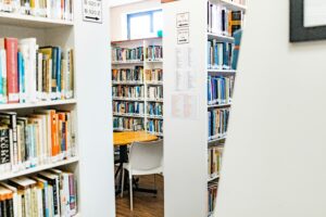 Illustration d'une bibliothèque numérique, symbolisant l'accès aux ressources en ligne
