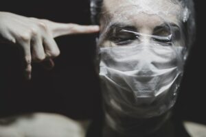 Une personne tenant un sac en plastique transparent, symbolisant la toxicité dissimulée