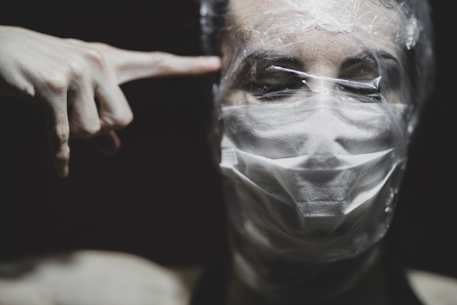 Une personne tenant un sac en plastique transparent, symbolisant la toxicité dissimulée