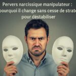 Un personnage tient deux masques dans ses mains, symbolisant la duplicité et la manipulation émotionnelle d’un pervers narcissique.
